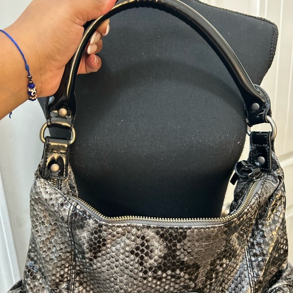 Simply Vera Vera Wang Metallic Silver Textured Hobo Shoulder Bag | Statement - Picture 4 of 6